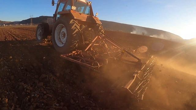 FIATAGRI 180-90DT TURBO με καλλιεργητη ετοιμαζει αγροκτημα για καλλιεργεια βιομηχανικης τοματας