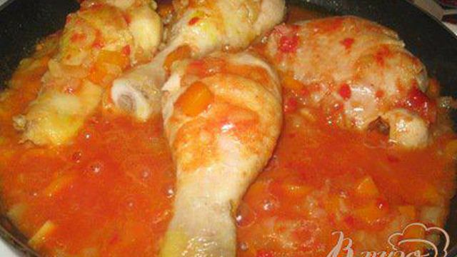 Курица с фасолью в томатно-чесночном соусе.