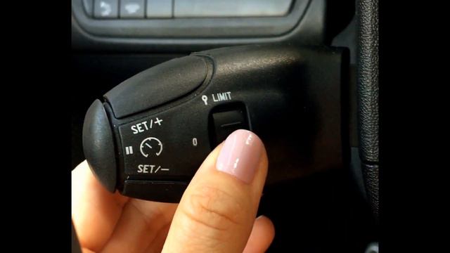 Como utilizar o limitador de velocidade e o piloto automático do Peugeot 2008