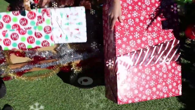 Wendy Emma Jannie  Lyndon Pretend Play Saving Christmas Morning  Presents for Kids