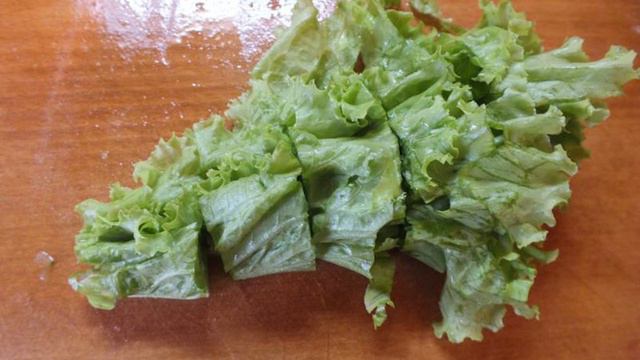 Салат овощной с салатом латук и семенами льна