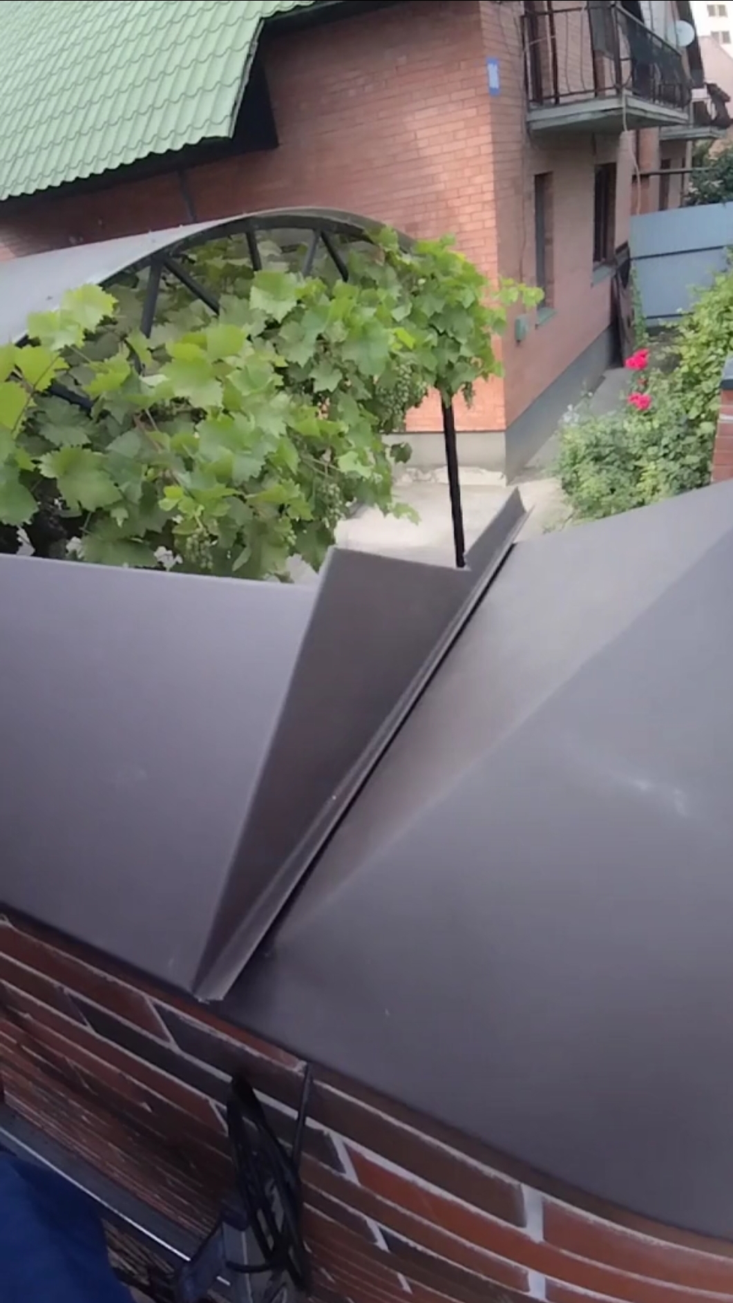 Примыкание колпака к парапету