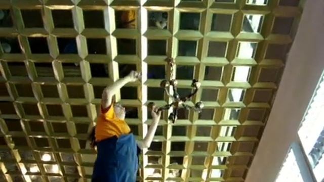Компания "УБОРКА 77"  Мойка потолочных люстр