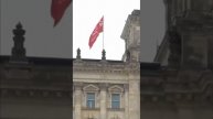 В Берлине над Рейхстагом снова воздвигли Знамя Победы 😁😃✊🚩