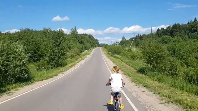 Влог. Проехал на детском велосипеде 30 км._! Букет цветов для мамы!