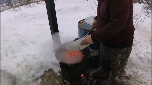 Плов в казане на костре.mp4