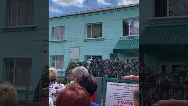 "Позор! Позор! Позор!": Жители Барановки Житомирской области штурмуют ТЦК после смерти призывника.