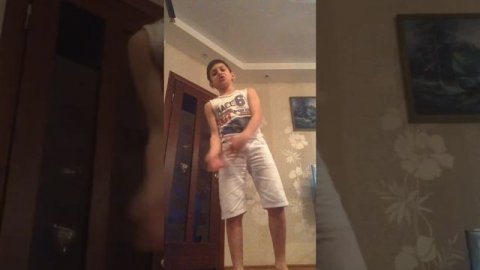 Я поквзываю приёмы по боксу и по рукопашке