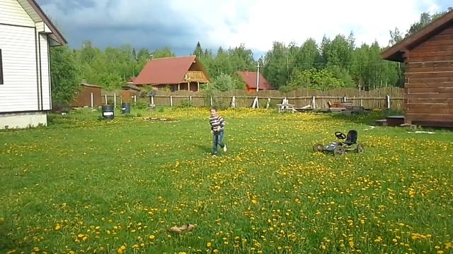 Максим показывает кувырки мостик березку