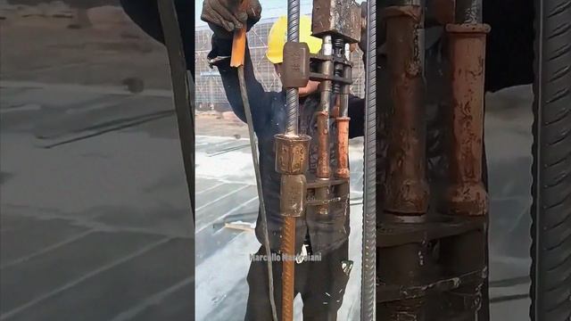 Процесс стыковки арматуры  электрошлаковой сваркой под давлением