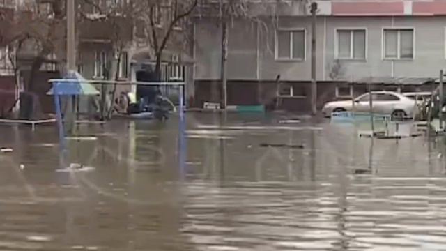 Большая вода пришла в город..
