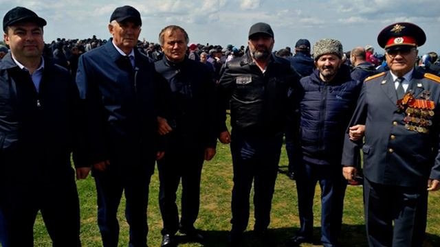 АБДУКАДИРОВА АБДУКАДИРА УРОЖЕНЦА ИЗ СЕЛА УРИБ ШАМИЛЬСКОГО РАЙОНА ПОЗДРАВЛЯЕМ С НОВЫМ 2023 ГОДОМ