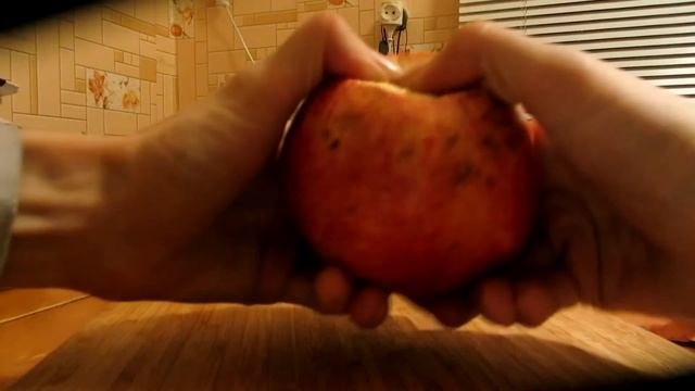 Как почистить гранат за 25 секунд, не повредив зерна