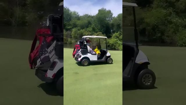 Трамп играет в гольф со своей внучкой и ее другом-покемоном Пикачу