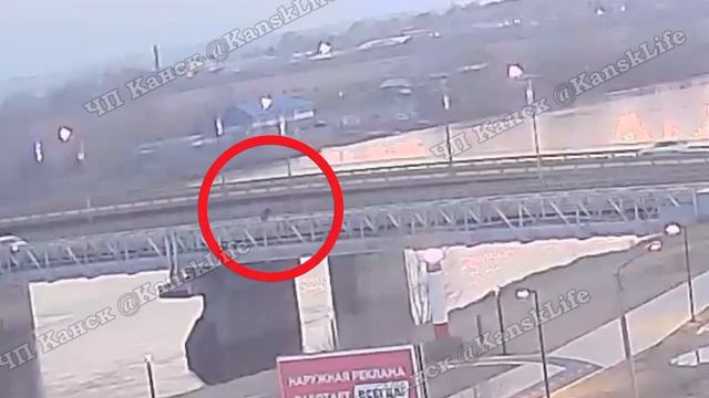 В Канске спасатели сняли с моста угрожавшего суицидом мужчину.