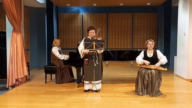Лесные цветы Исполняют: Ковалева А. В. Соловьева А. А. Мейлюнене Р. А.