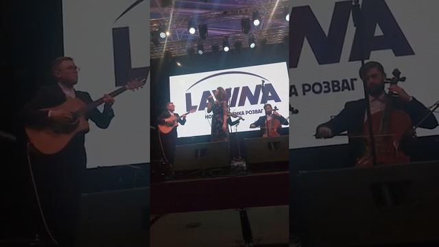 Алина Астровская - Целуй меня в побитые коленки (Lavina Mall 24.12.2017)