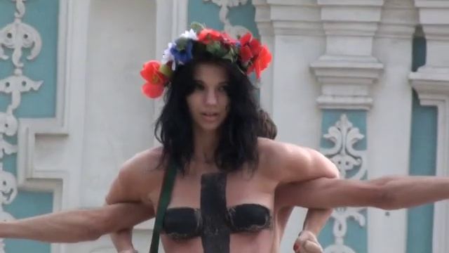 Акция FEMEN "Изыди"