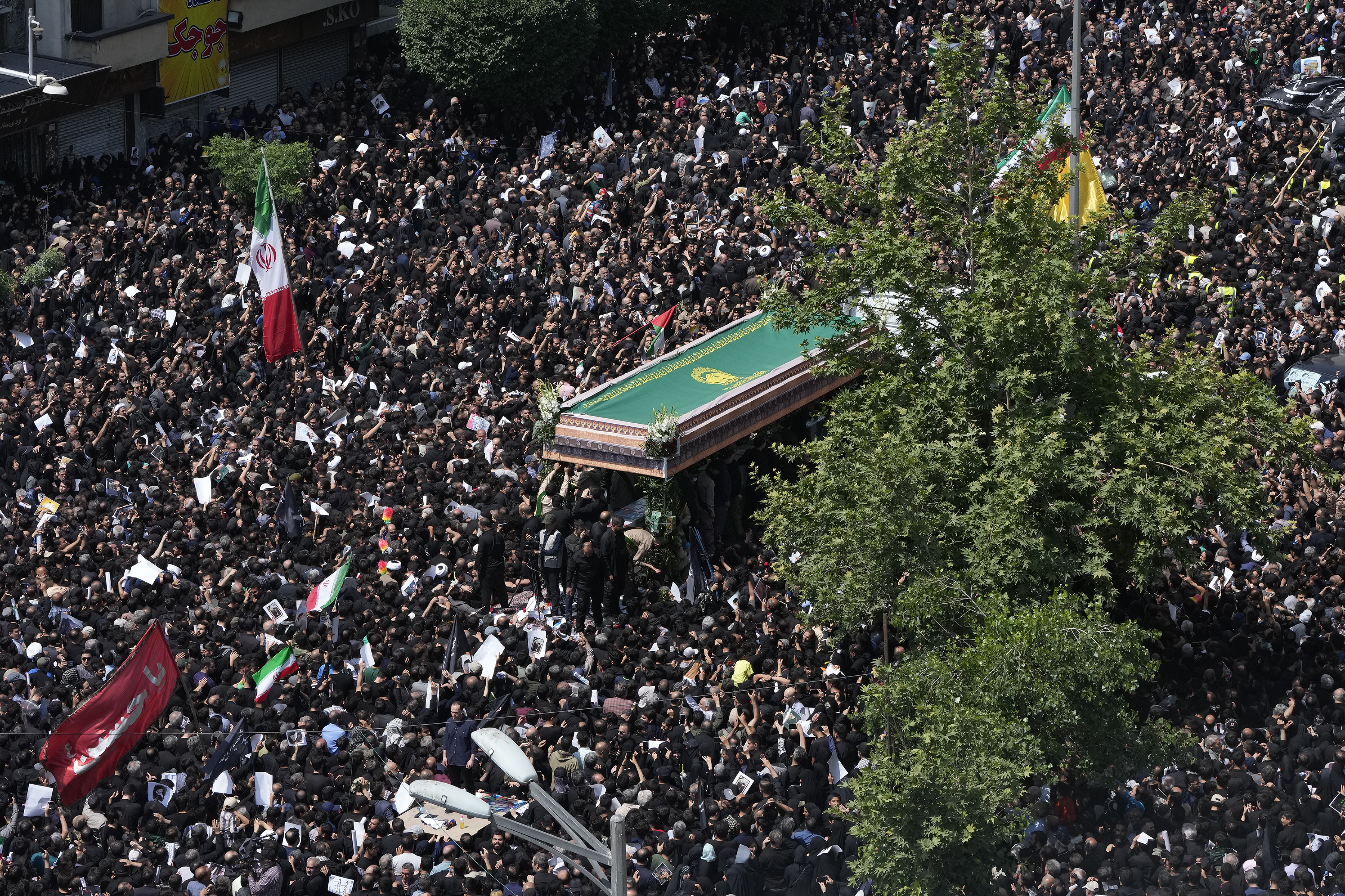 В Тегеране проходит церемония прощания с Ибрагимом Раиси — видео