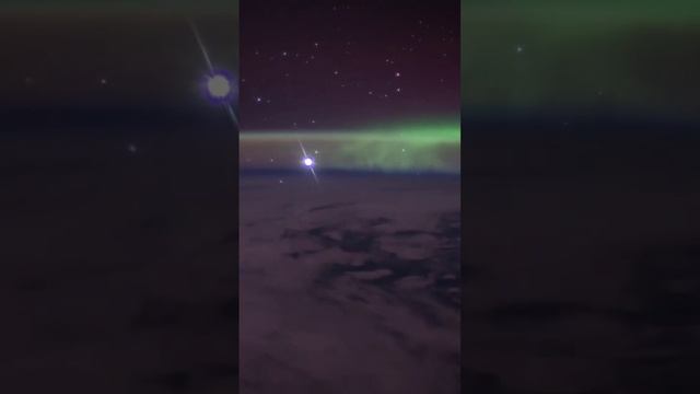 Кадры, снятые астронавтом на которых запечатлен восход Венеры над полярным сиянием Земли