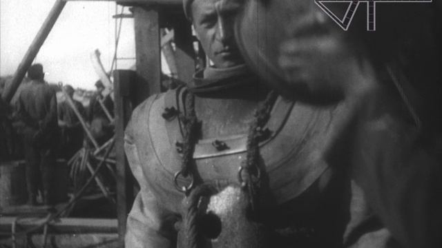 Подводные работы на потерпевшем аварию судне «Владивосток» в Баренцевом море (кинохроника 1933 г.)