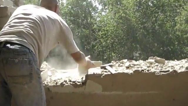 В гимназии ломают стены