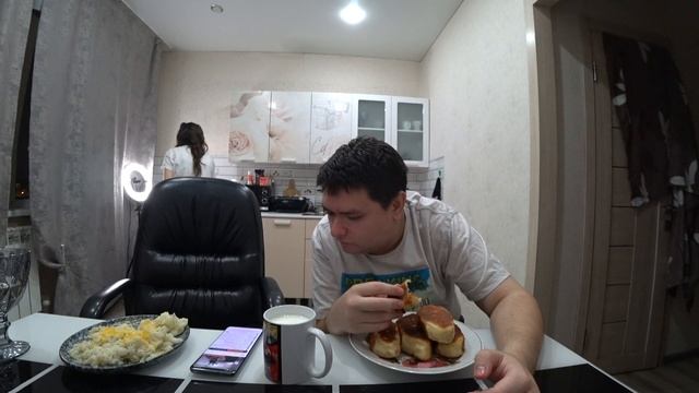 ЛЕГЕНДАРНАЯ СЕМЬЯ ГИТЕЛЬМАНОВ! УЖИН ЖАРЕНЫЕ ПИРОГИ С ЗЕЛЁНЫМ ЛУКОМ И ВАРЁНЫМИ КУРИНЫМИ ЯЙЦАМИ!