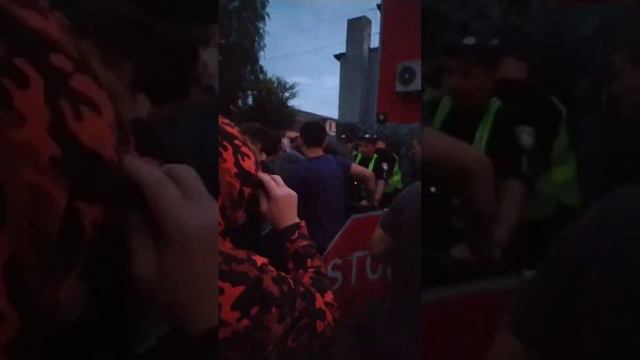 В Ковеле украинцы устроили мини-майдан у ворот ТЦК и пытаются освободить мужиков из плена военкомов