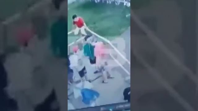 Дети мигрантов поставили на колени 8-летнего российского школьника