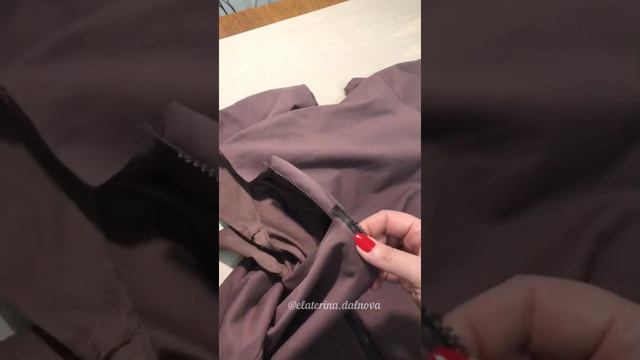 Притачивание замок-молнии к борту худи с цельнокроеной полочкой. Более подробно @ekaterina.dalnova