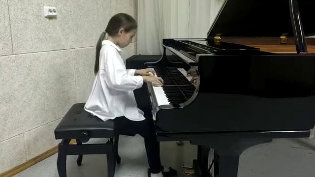 Назмеева Сафина 9 лет  Э. Сигмейстер  "Новый Лондон";  П. И. Чайковский "Итальянская песенка"
