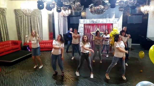 флешмоб от родителей на выпускной в детском саду по песню "ягодка малинка"
