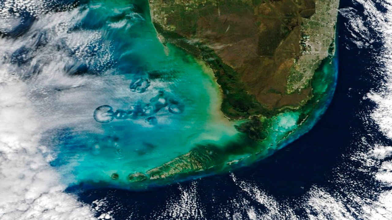 Спутник запечатлел Небесные дыры над Мексиканским заливом