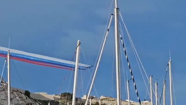 Элитная французская пилотажная группа на параде в Марселе случайно "перепутала" флаги.