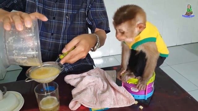 Dad makes pineapple smoothie Sam boy loves it