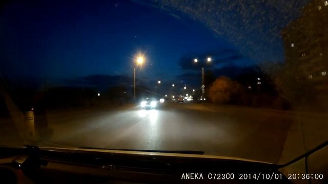 мамаша с коляской перебегает дорогу вместе с подружкой