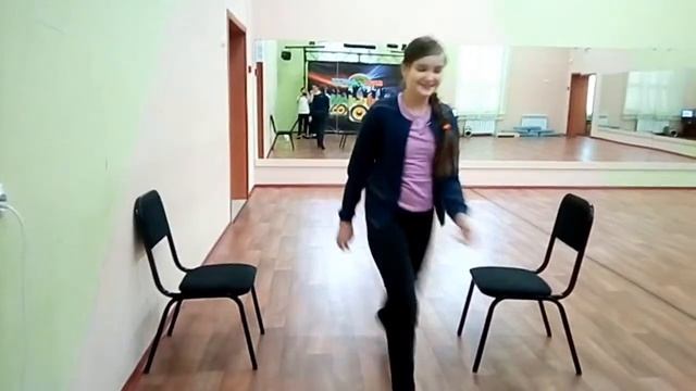 Мой шпагат на стульях; не судите строго, я только начинаю!!! NATASHA_MAROUANI