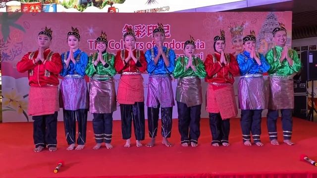 Indonesia SAMAN DANCE comes to Shanghai, China!! Lets Watch and Appreciate it.