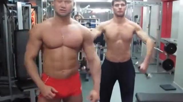 Огромные плечи большие дельты