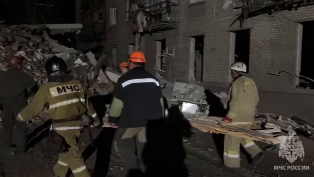 Спасатели извлекли из-под завалов жилого дома в Луганске тела еще двух человек.