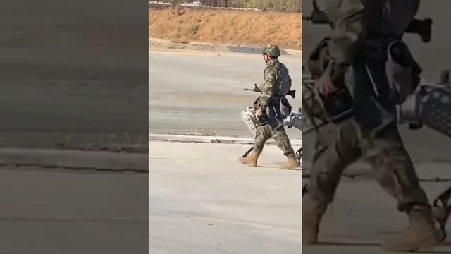 Китайский солдат НОАК прогуливается со своей вооруженной собакой-роботом !!!
