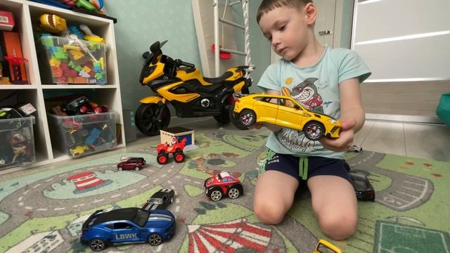 Игра в машинки, обзор игрушек и полицейская погоня от Артемия