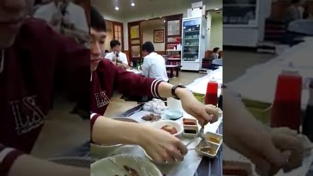 eating octopus alive!!! Ест осьминога живьем! ياكل اخطبوط حي نيء