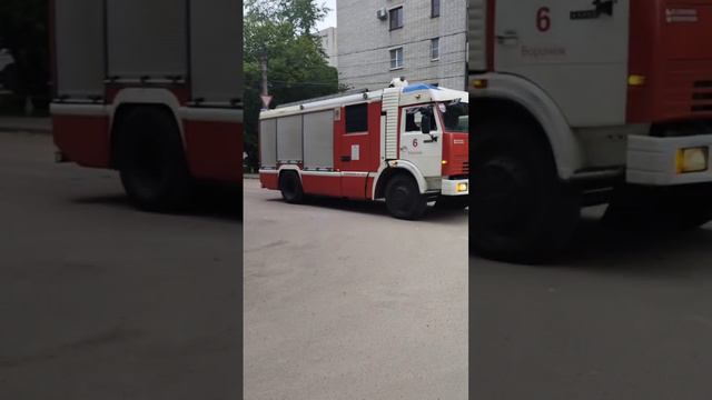 По улице Карпинского, в 3 доме - загорелись электрические щетки. К месту съехались пожарные. 😨
