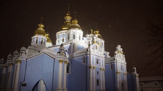 Киев Прогулка. Михайловский златоверхий собор во время сильного ночного снегопада.