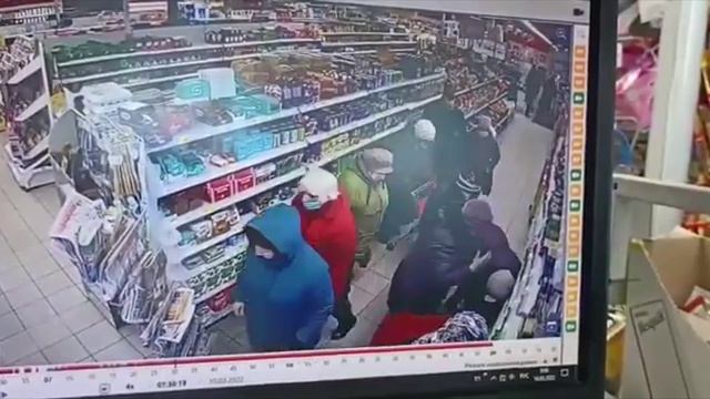 Бабки сметают сахар в магазине за минуту