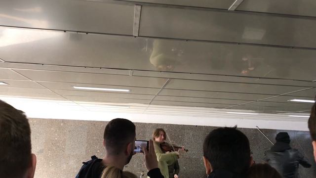 Москва. Музыканты играют в метро)