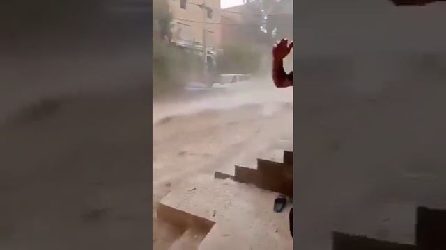 💧Ливневый паводок сносит автомобили в городе Бу-Саада, Алжир