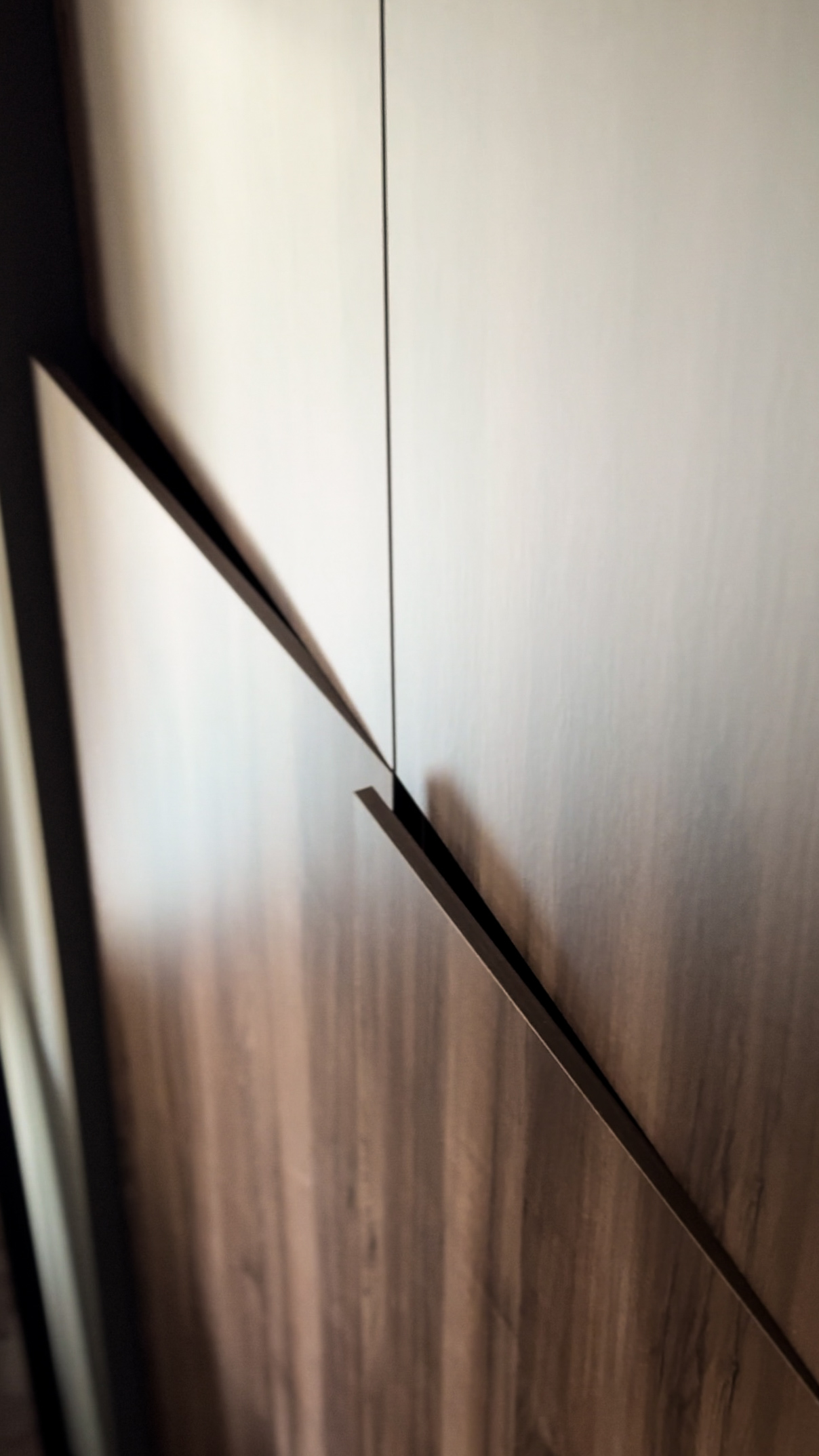 Шкаф как элемент стеновой отделки в проекте в коттеджном комплексе «Довиль»