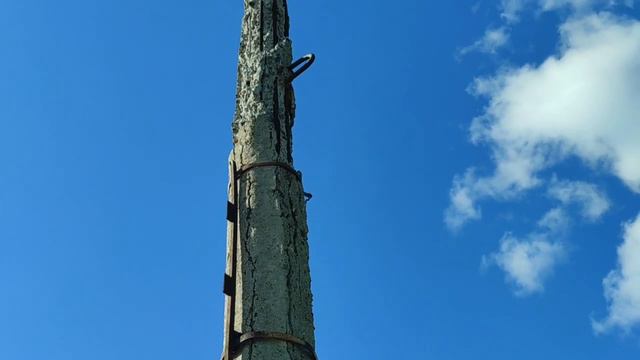 Оренбуржье Кувандык, улица Дальняя: столбы буквально рассыпаются  на глазах.